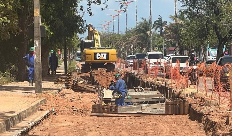 homens trabalhando numa obra de drenagem